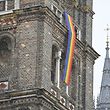 19.03.2021, Österreich, Wien: Eine Regenbogenfahne schmückt die Pfarrkirche Breitenfeld. In Österreich und weiteren Ländern gibt es Kritik am Nein der vatikanischen Glaubenskongregation zur Segnung homosexueller Partnerschaften. Foto: Herbert Neubauer/APA/dpa +++ dpa-Bildfunk +++