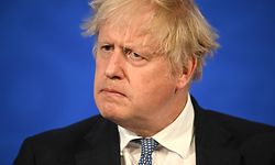 ARCHIV - 25.05.2022, Großbritannien, London: Boris Johnson, Premierminister von Großbritannien, spricht während einer Pressekonferenz in der Downing Street. Der in der «Partygate»-Affäre stark in die Kritik geratene Johnson muss sich am Montagabend einem Misstrauensvotum seiner Konservativen Partei stellen. Die notwendige Anzahl an entsprechenden Anträgen von Tory-Abgeordneten sei erreicht, teilte der Chef des zuständigen Parteikomitees, Graham Brady, am Montag in London mit. Foto: Leon Neal/PA Wire/dpa +++ dpa-Bildfunk +++