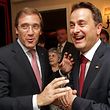 Pedro Passos Coelho com o seu homólogo luxemburguês, Xavier Bettel, na Residência da Embaixada de Portugal no Luxemburgo, durante a recepção de quarta-feira à noite, com alguns membros da comunidade portuguesa