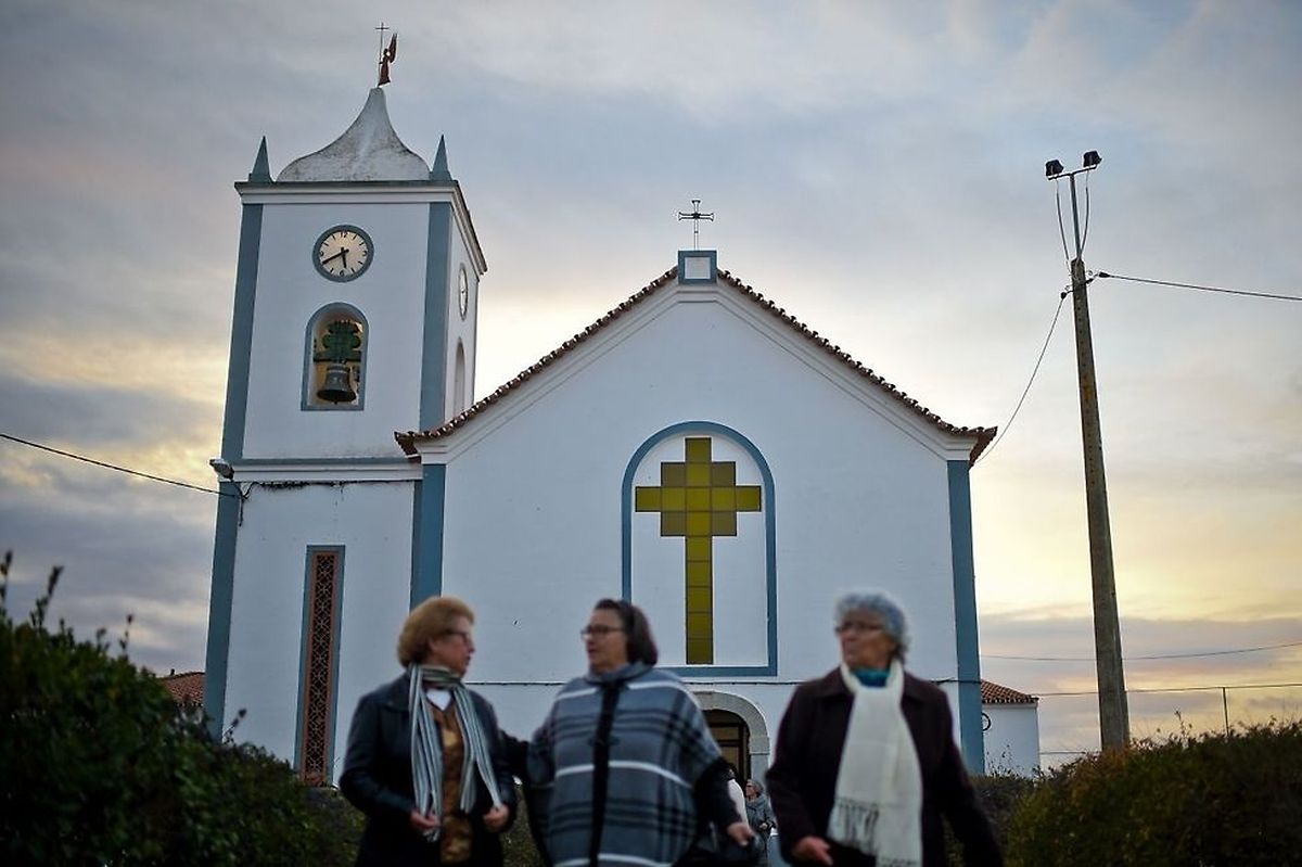 Fiéis deixam a igreja de Campinho depois da missa de domingo, em Reguengos de Monsaraz.