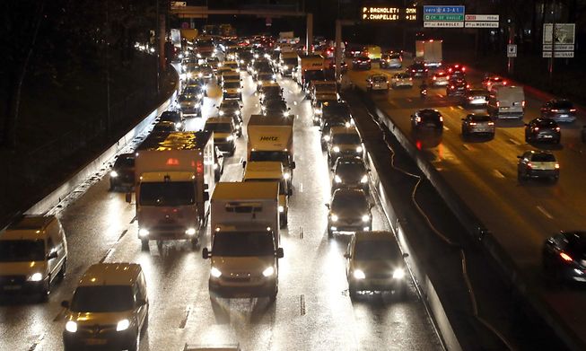 Road traffic around Paris