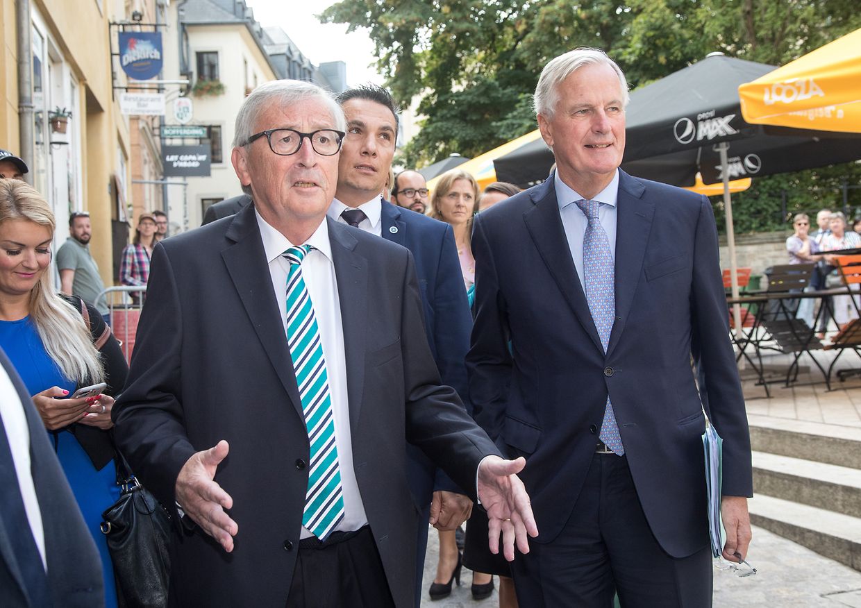 Jean-Claude Junkcer (à g.) en compagnie de Michel Barnier, lundi à Luxembourg