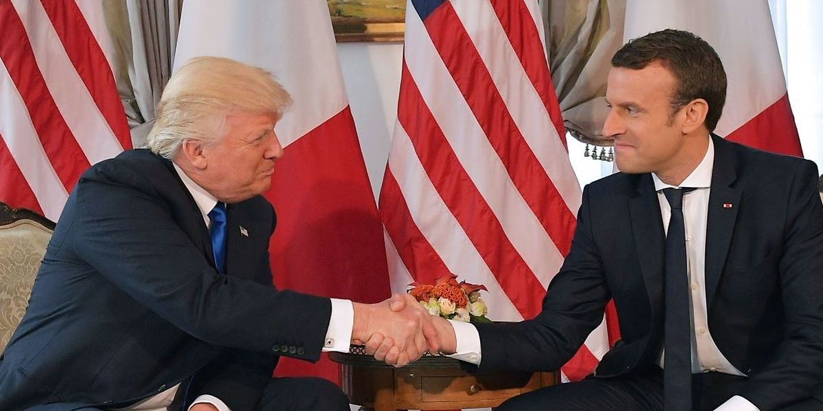 Der Händedruck des Jahres: Mit einem mehreren Sekunden langen Handshake besiegeln US-Präsident Donald Trump und Frankreichs Präsident Emmanuel Macron beim NATO-Treffen im Mai 2017 ihre Männerfreundschaft.