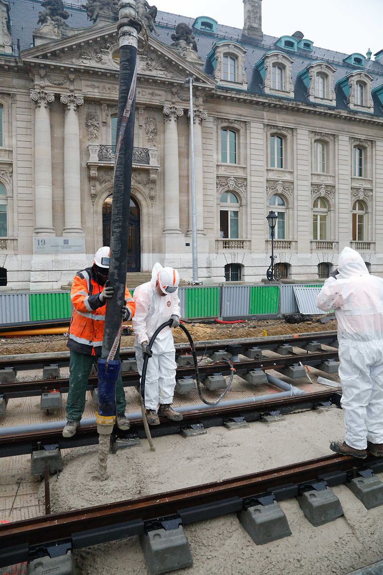 Lokales, online.fr, online.de, beim Gebäude Arcelor place des Martyrs, Legung der Schienen, Verkehr, Mobilität, Tram, öffentlicher Transport, Foto: Anouk Antony/Luxemburger Wort