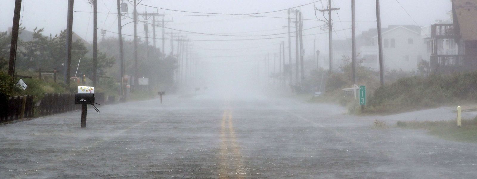 Wasser auf dem Highway 12 in Nags Head an der Küste von North Carolina. 