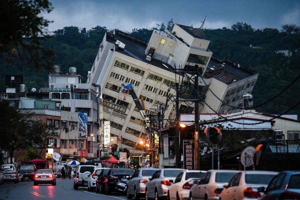 Spektakuläre Bilder aus Taiwan: Das Erdbeben hat mehreren Menschen das Leben gekostet. Wegen Pfusches am Bau drohen verschiedene Gebäude einzustürzen. Die Bauten werden mit Trägern gestützt, während Retter im Innern nach Überlebenden suchen. 