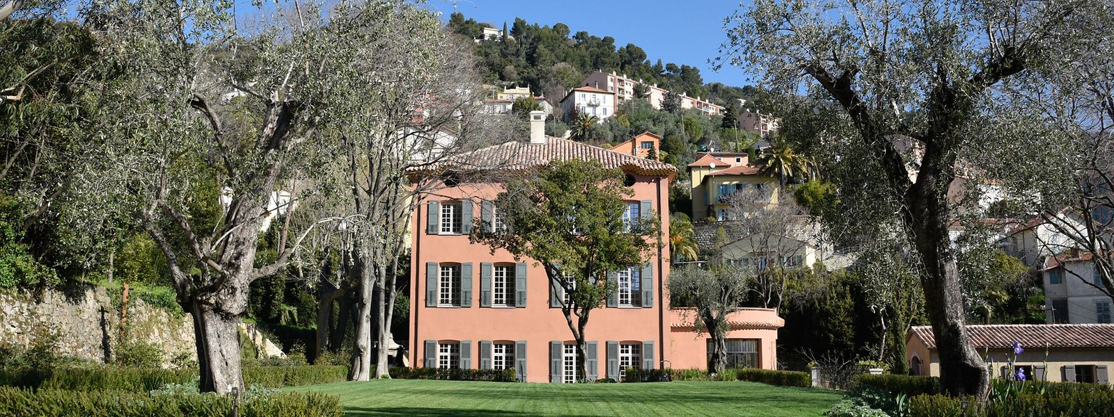 In der Mittagssonne erstrahlt die klassische Fassade der Bastide in einer warmen Terrakottanuance.