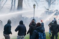 Demonstranten versammelten sich in der belgischen Hauptstadt, um gegen die ihrer Meinung nach zu extremen Maßnahmen der Regierung zur Bekämpfung der Corona-Pandemie zu protestieren, darunter ein Impfpass, der den Zugang zu bestimmten Orten und Aktivitäten regelt, sowie mögliche Zwangsimpfungen. 