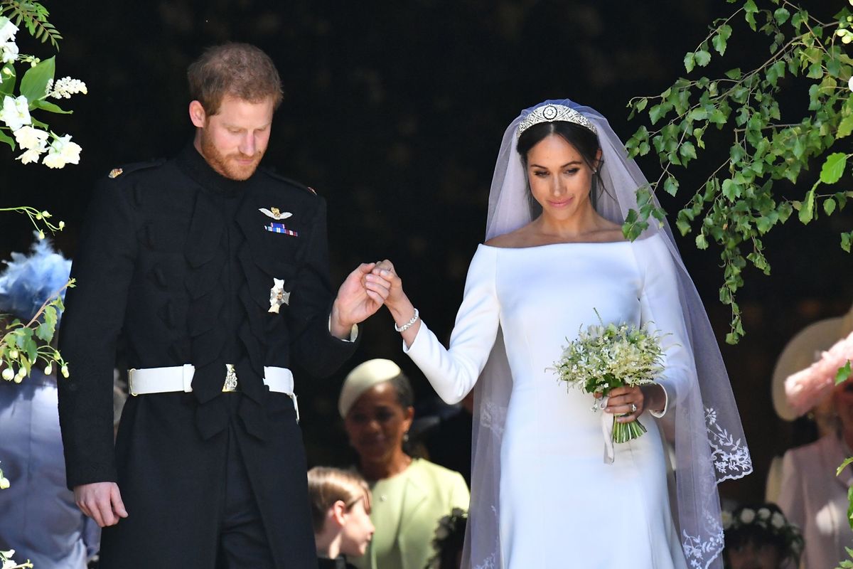 Von der Trauung zur Kutschfahrt: Prinz Harry führte seine Meghan die Stufen der Kirche hinunter. 