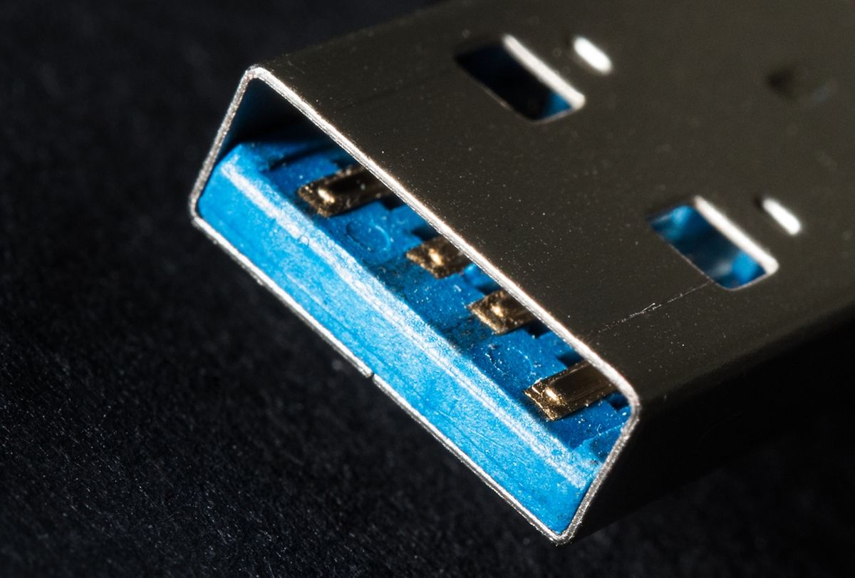 Schnelle USB-3.0-Festplatten erkennt man häufig auch am blau eingefärbten Kunststoff im Stecker. Sie haben eine höhere Datenübertragungsrate als die Modelle mit USB 2.0.