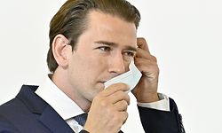 13.09.2020, Österreich, Wien: Sebastian Kurz (ÖVP), österreichischer Bundeskanzler, legt sich bei einem Treffen der Bundesregierung mit den Sozialpartnern zu den aktuellen Coronavirus-Erkrankungen einen Mund-Nasen-Schutz an. Foto: Hans Punz/APA/dpa +++ dpa-Bildfunk +++