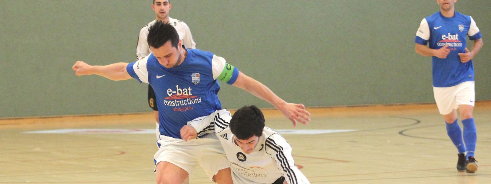 Les joueurs de l'US Esch (en bleu) vont tenter de faire plier Münsbach pour s'offrir une place en finale des play-offs.