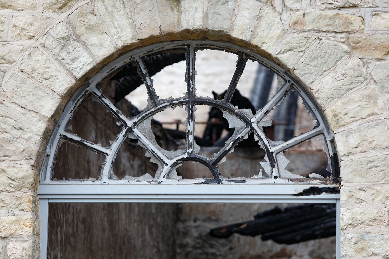 Gespenstisch wirkten die historischen Gemäuer der alten Zapschoul gestern, nachdem die meisten der Feuerwehrleute abgezogen waren. Produziert wurde in diesem Teil der Brauerei seit 2019 nicht mehr. Auch die Zapschoul war damals ausgezogen.