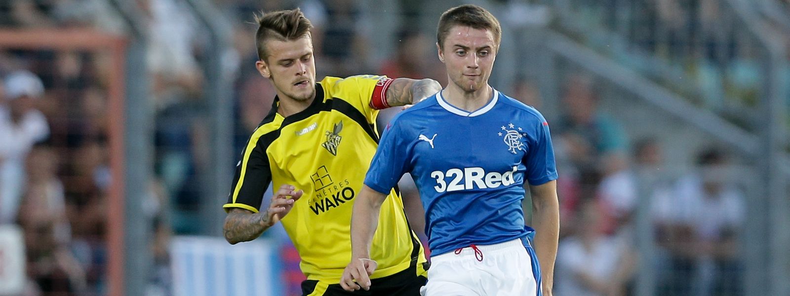 Sébastien Thill (l.) und der FC Progrès warfen die Glasgow Rangers (hier mit Jordan Rossiter) 2017 aus der Europa League.