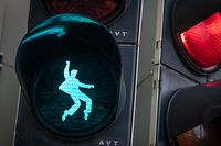 dpatopbilder - 05.12.2018, Hessen, Friedberg: Ein Ampel-Männchen in Form eines tanzenden Elvis Presely leuchtet bei Grün an einer Fußgänger-Ampel am Elvis-Presley-Platz auf. Der "King of Rock'n'Roll" versah als Soldat der US-Streitkräfte von Oktober 1958 bis März 1960 seinen Dienst in Friedberg. Foto: Frank Rumpenhorst/dpa +++ dpa-Bildfunk +++