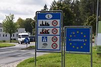 Grenzschild Luxembourg, eingefasst von Europa-Sternen auf blauem Grund, an der deutsch-luxemburgischen Grenze und Schild an der Grenze zu Luxemburg zeigt Geschwindigkeitsbegrenzungen auf Straßen für Luxemburg. Wemperhardt