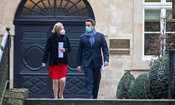 Premier Bettel und Gesundheitsministerin Lenert auf dem Weg zur Pressekonferenz. 