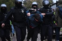 Police officers detain a man in Moscow on September 24, 2022, following calls to protest against the partial mobilisation announced by the Russian President. - President Vladimir Putin called up Russian military reservists on September 21, 2022, saying his promise to use all military means in Ukraine was "no bluff," and hinting that Moscow was prepared to use nuclear weapons. His mobilisation call comes as Moscow-held regions of Ukraine prepare to hold annexation referendums this week, dramatically upping the stakes in the seven-month conflict by allowing Moscow to accuse Ukraine of attacking Russian territory. (Photo by AFP)