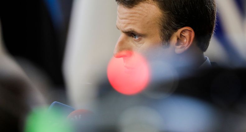 29.06.2018, Belgien, Brüssel: Emmanuel Macron, Präsident von Frankreich, nimmt am zweiten Tag des EU-Gipfels teil. Die EU-Staaten haben sich bei ihrem Gipfel in Brüssel darauf geeinigt, in der EU geschlossene Aufnahmelager für gerettete Bootsflüchtlinge einzurichten. Diese sollen in Ländern entstehen, die sich freiwillig dazu bereiterklären. Aus den Lagern heraus sollen die Menschen wiederum auf Staaten verteilt werden, die freiwillig mitmachen. Welche das sein könnten, blieb zunächst unklar. Foto: Thierry Roge/BELGA/dpa +++ dpa-Bildfunk +++