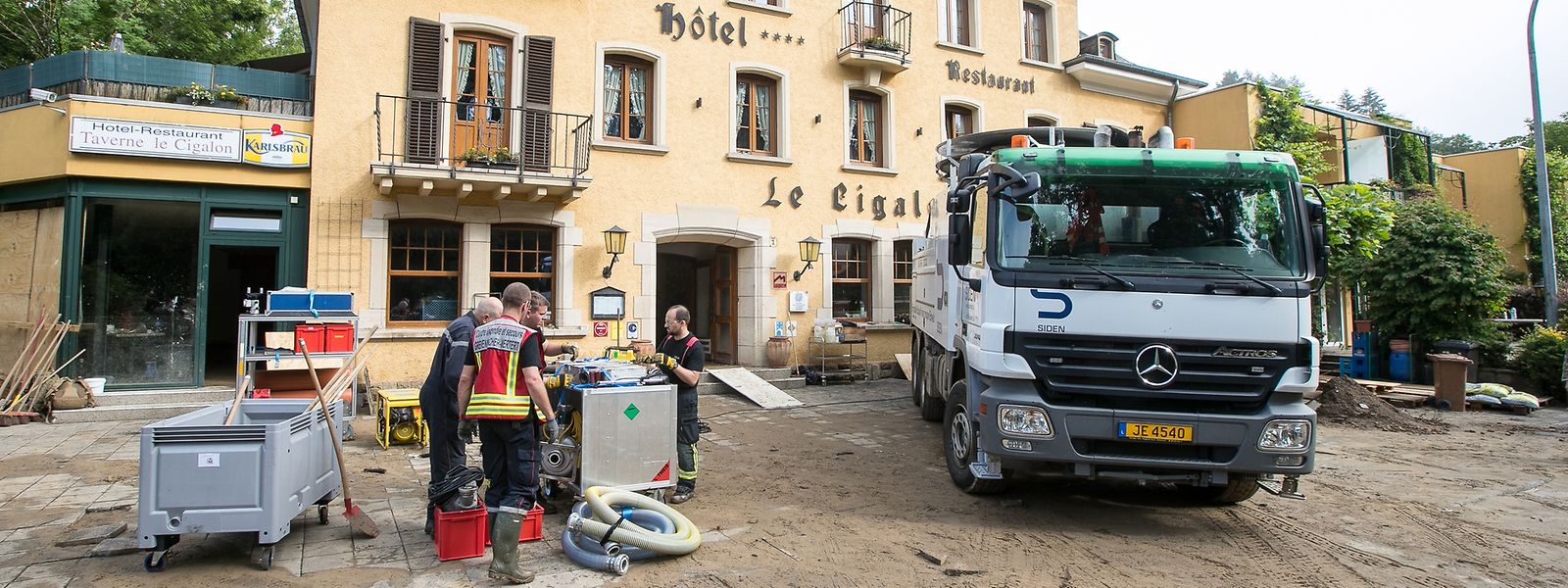 Wieder war der Bach angeschwollen und wieder stand das gesamte Erdgeschoss des Hotel Cigalon unter Wasser. Die Einsatzkräfte pumpten den Keller leer und bauten Vorkehrungen für eine erneute Überflutung.