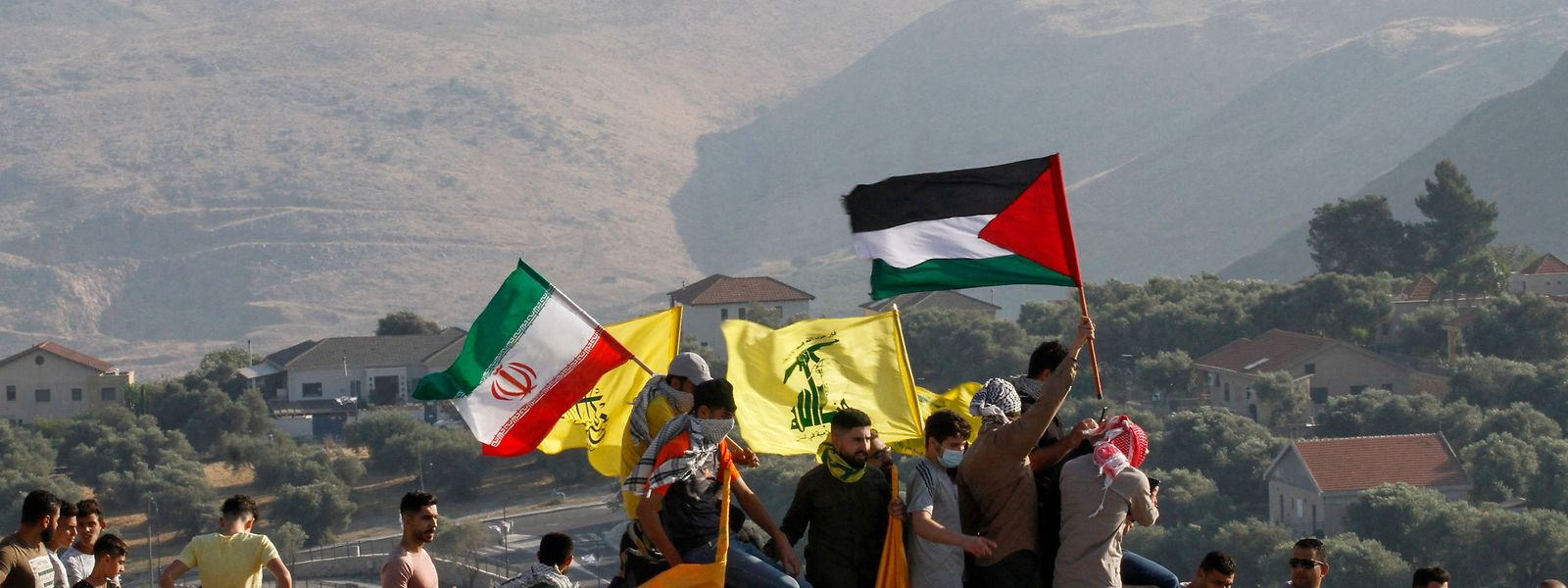 Apoiantes do movimento Hezbollah libanês (bandeira ao centro) com apoiontes do mesmo movimento extremista no Irão e na Palestina, durante uma manifestação anti-Israel. 