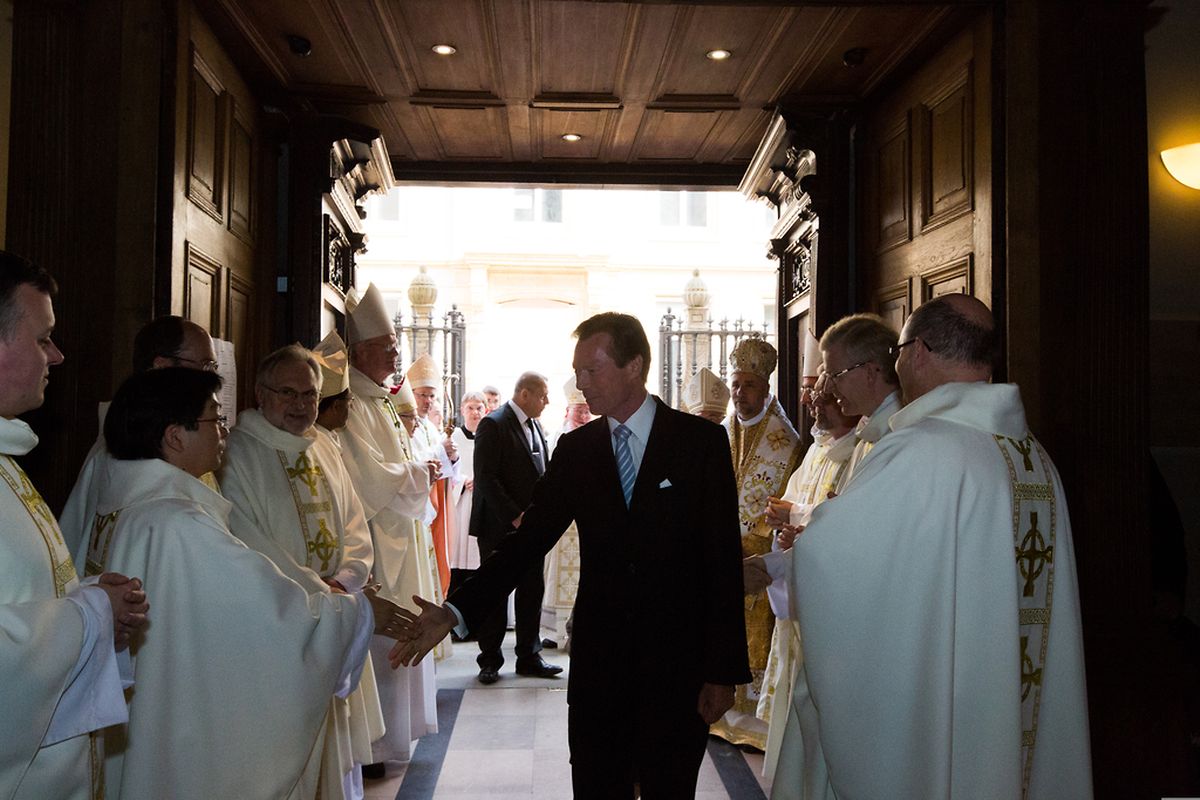 Octave Messe pontificale avec renouvellement de la consecration a Notre-Dame 25.05.14 Joaquim Valente
