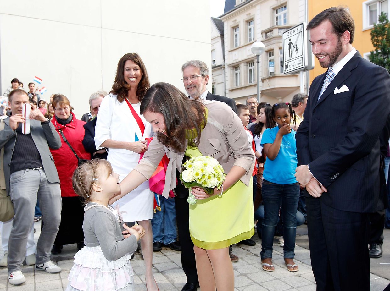 2011: Unterwegs mit ihrem ältesten Bruder Guillaume am Vorabend des Nationalfeiertags in Esch/Alzette. 