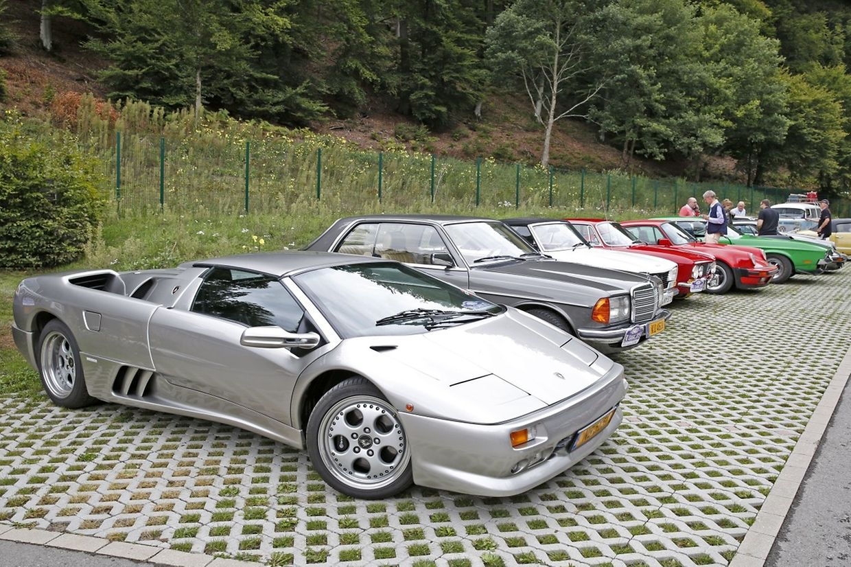 Fachsimpeln über die Autokostbarkeiten: Die Oldtimer-Tour zeigt nicht nur Raritäten, sondern ist auch der Anlaufpunkt für die Experten. 