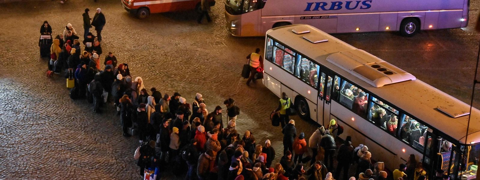 Im polnischen Przemysl nahe der ukrainischen Grenze besteigen Kriegsflüchtlinge Busse, die sie in andere Regionen des Landes bringen.