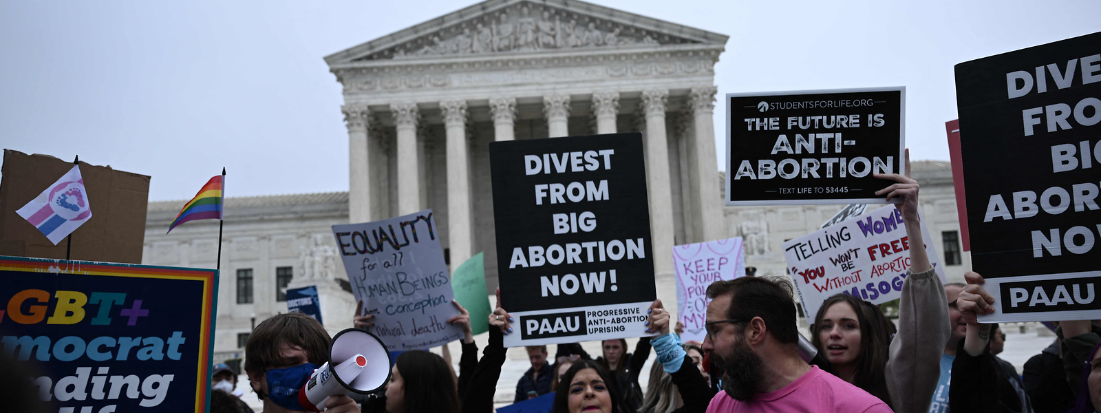 Vor dem Supreme Court in Washington haben sich Abtreibungsgegner und -befürworter eingefunden.