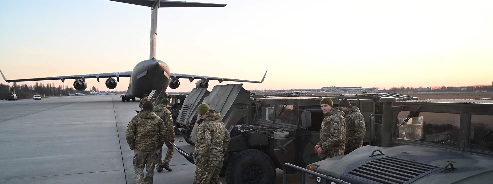 Militares ucranianos examinam os aparelhos militares emprestados pela Lituânia, no aeroporto de Kiev, a 13 de fevereiro. 