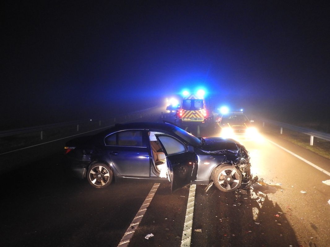 Bei dem Unfall wurden zwei Personen schwer und eine leicht verletzt. 
