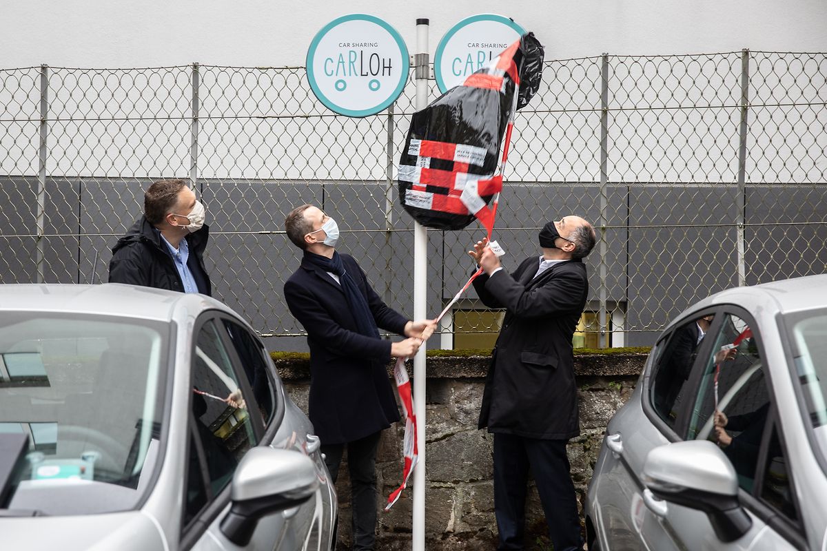 Erster Schöffe Serge Wilmes (CSV) und Mobilitätsschöffe Patrick Goldschmidt (DP) bei der Enthüllung der neuen Carloh-Parkschilder in Beggen.