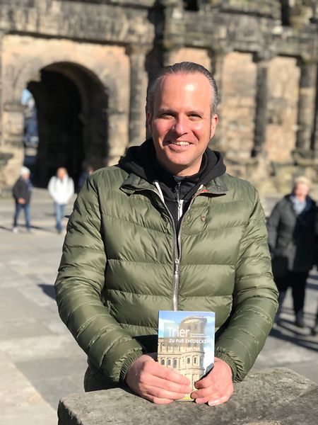 Christian Jöricke lebt und arbeitet in seiner Geburtsstadt Trier.