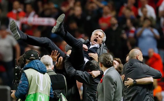 Resultado de imagem para José Mourinho conquista a Liga Europa para o Man. United