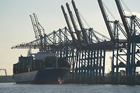 ARCHIV - 03.01.2023, Hamburg: Ein Containerschiff der Reederei Cosco Shipping wird am Container Terminal Tollerort im Hafen be- und entladen. Energiekrise, Rekordinflation und Lieferengpässe haben die deutsche Wirtschaft im vergangenen Jahr belastet. Dennoch rechnen Volkswirte damit, dass die Wirtschaftsleistung 2022 zugelegt hat. (zu dpa «Deutsche Wirtschaft: Krisenmanagement statt Post-Corona-Boom») Foto: Marcus Brandt/dpa +++ dpa-Bildfunk +++