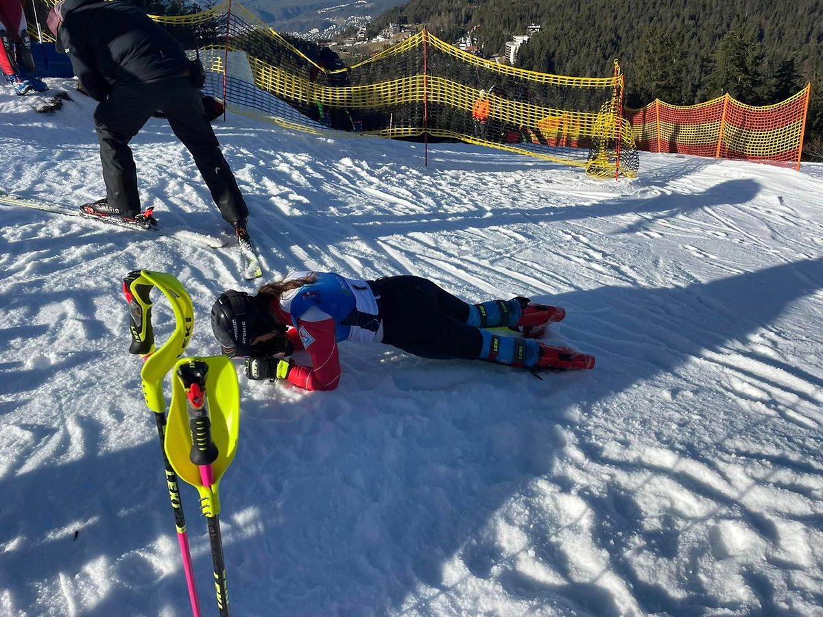 Gwyneth ten Raa nutzt den Schnee zur Abkühlung nach einem anstregenden Rennen.
