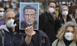 Auch vor der russischen Botschaft in Berlin versammelten sich Demonstranten, hier mit einem Bild Nawalnys.