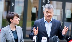 08.10.2021, Österreich, Wien: Sigrid Maurer (l), Klubobfrau des Grünen Parlamentsklubs, und Werner Kogler, Vizekanzler von Österreich, sprechen im Rahmen eines Treffens mit der SPÖ-Vorsitzenden. In Österreich gehen die Grünen immer mehr auf Distanz zu Kanzler Kurz. Foto: Georg Hochmuth/APA/dpa +++ dpa-Bildfunk +++