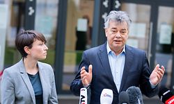 08.10.2021, Österreich, Wien: Sigrid Maurer (l), Klubobfrau des Grünen Parlamentsklubs, und Werner Kogler, Vizekanzler von Österreich, sprechen im Rahmen eines Treffens mit der SPÖ-Vorsitzenden. In Österreich gehen die Grünen immer mehr auf Distanz zu Kanzler Kurz. Foto: Georg Hochmuth/APA/dpa +++ dpa-Bildfunk +++