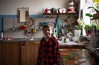 18.04.2022, Ukraine, Charkiw: Der kleine Junge Pascha steht in der Küche, nachdem seine Wohnung durch russischen Beschuss beschädigt wurde. Foto: Laurel Chor/SOPA Images via ZUMA Press Wire/dpa +++ dpa-Bildfunk +++