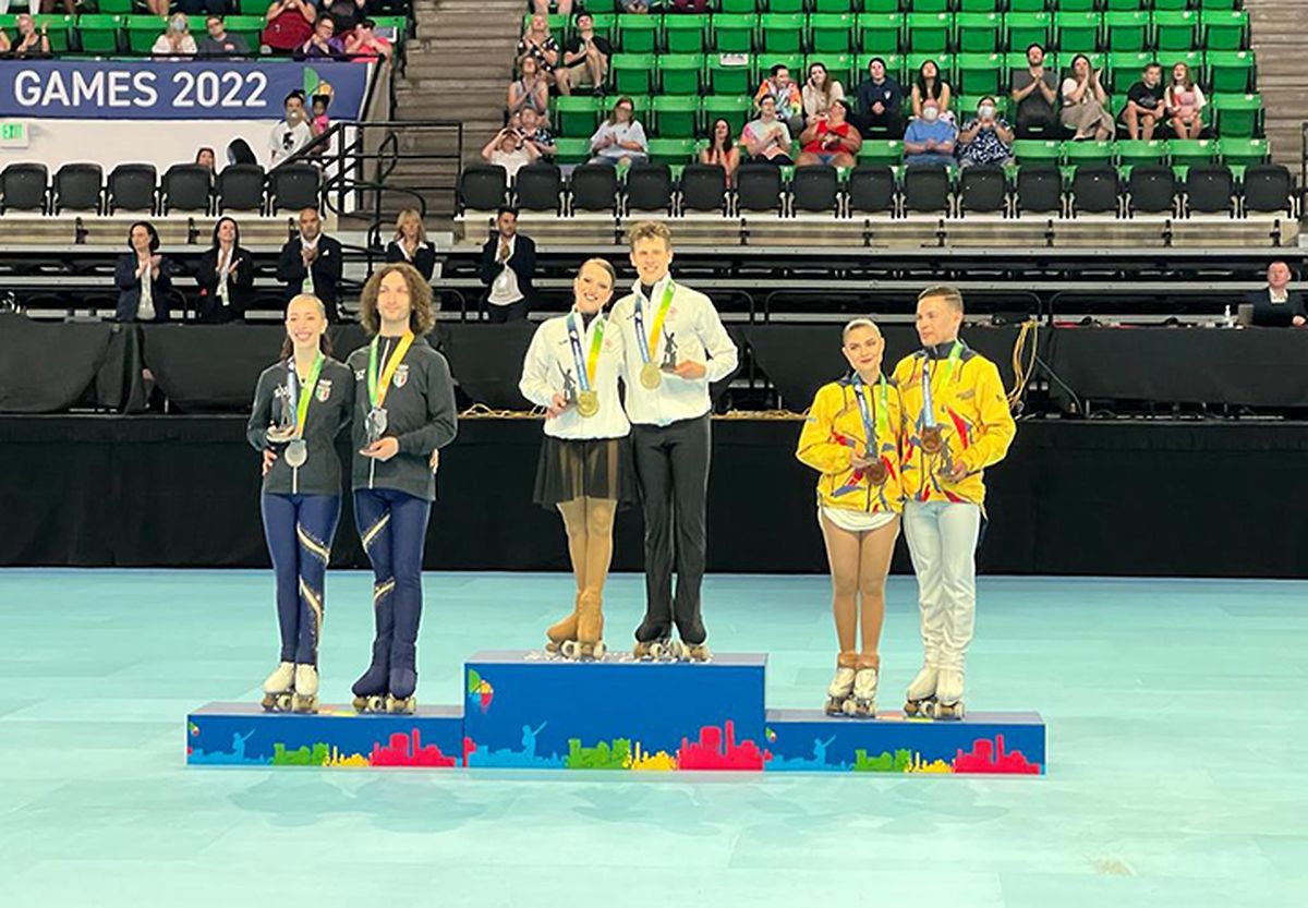 Ana e Pedro, ao centro, seguram a medalha de ouro, em Birmingham, nos EUA.