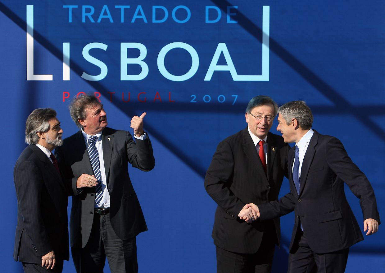 L'ancien Premier ministre luxembourgeois Jean-Claude Juncker et le ministre des Affaires étrangères Jean Asselbern sont accueillis par le Premier ministre portugais Jose Socrates et le ministre des Affaires étrangères Luis Amado lors de la cérémonie de signature en 2007. 