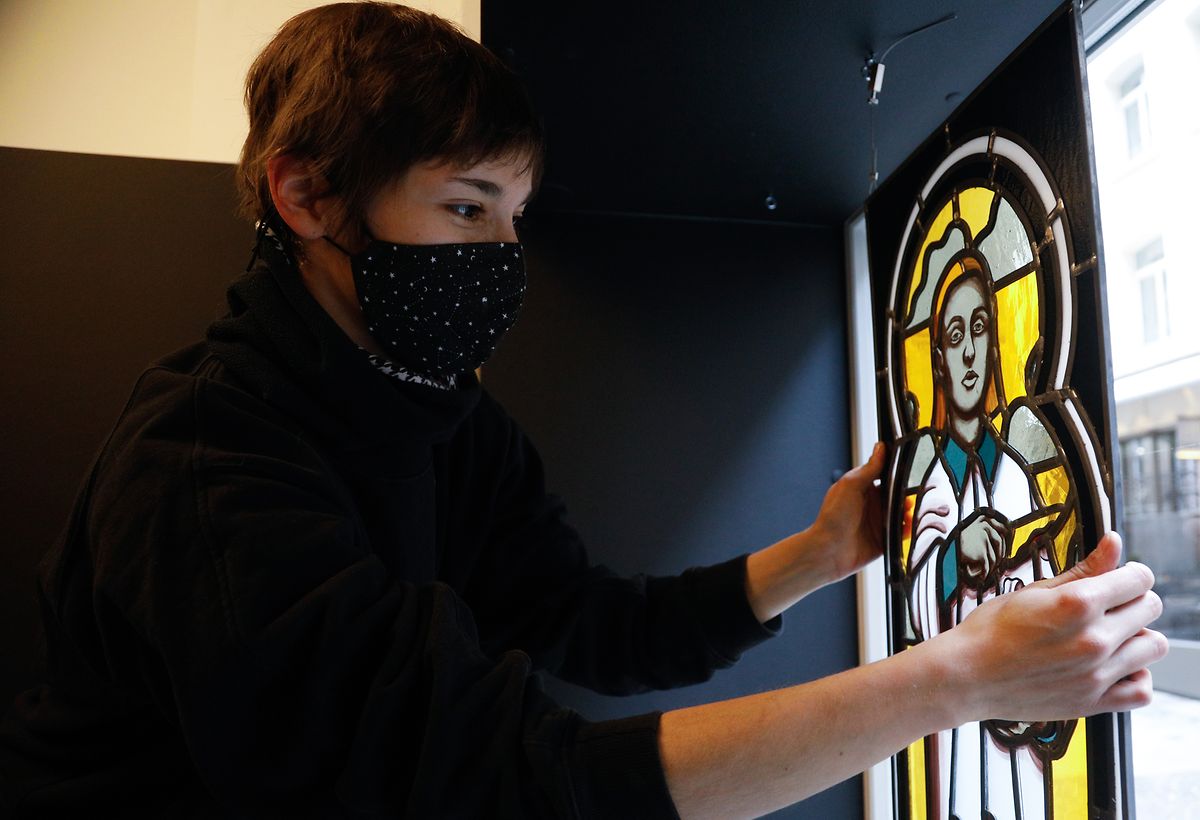 Le fait d’exposer son œuvre dans une vitrine dans une rue passante ne dérange pas l'artiste. 