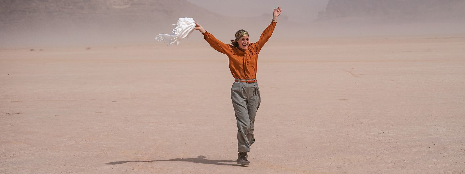 In der Wüste findet sie wieder zu sich selbst. Der Ort der Leere wird für Ingeborg Bachmann (Vicky Krieps) zur Befreiung und Erlösung.