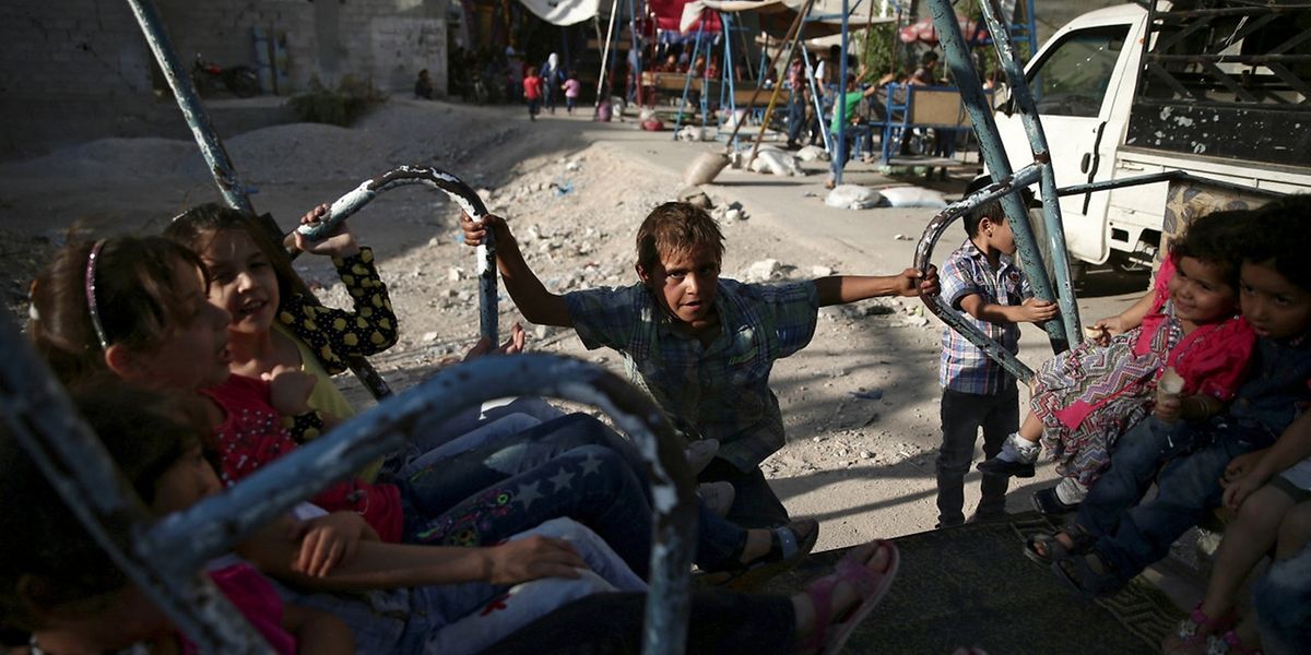 Kinder feiern auf einem zerstörten Spielplatz den letzten Tag des islamischen Opferfestes.