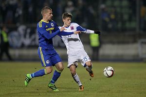 Vincent Thill (Luxemburg #15) im Zweikampf mit Srdan Grahovac (Bosnien-Herzegowina - 8) / Fussball, Freundschaftsspiel, Laenderspiel, Testspiel, Saison 2015-2016 / 25.03.2016 / Luxemburg - Bosnien-Herzegovina (Luxembourg vs Bosnia and Herzegovina) / Stade Josy Barthel, Luxemburg / Foto: Ben Majerus