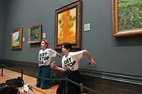 Membros do grupo 'Just Stop Oil' colaram as mãos à parede onde está o quadro