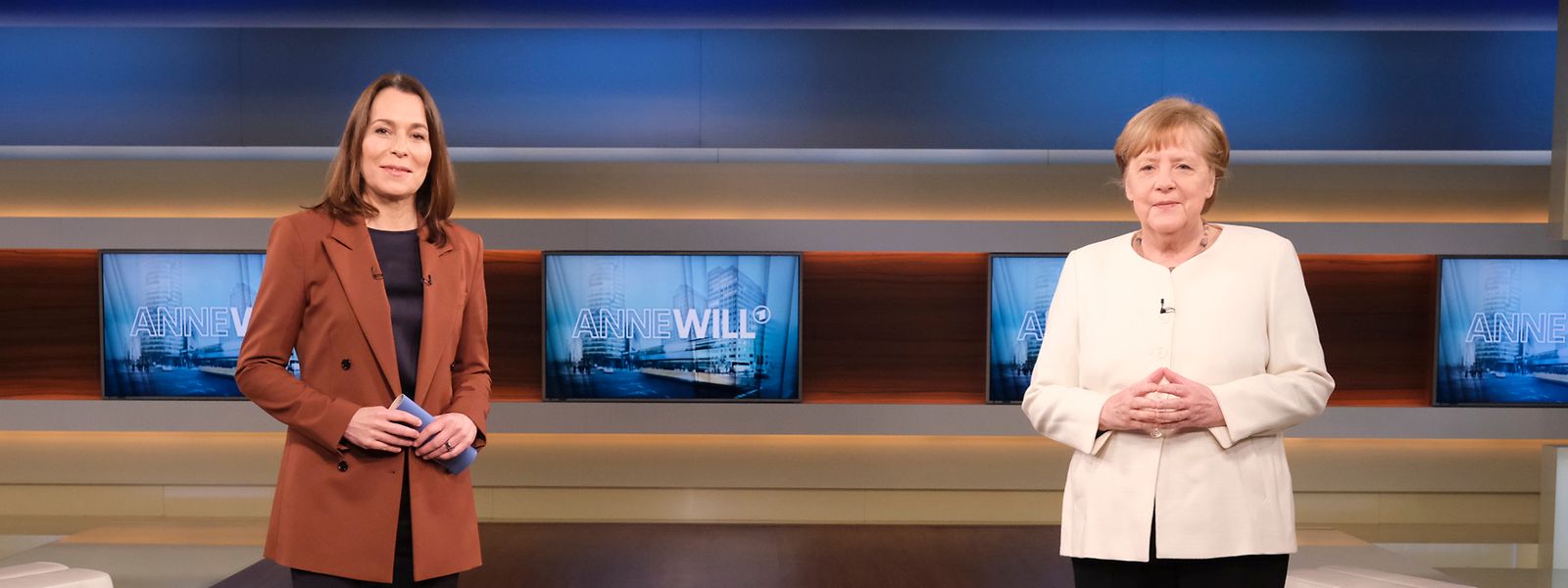 Bundeskanzlerin Angela Merkel (CDU, rechts) war zu Gast in der ARD-Talksendung von Anne Will.