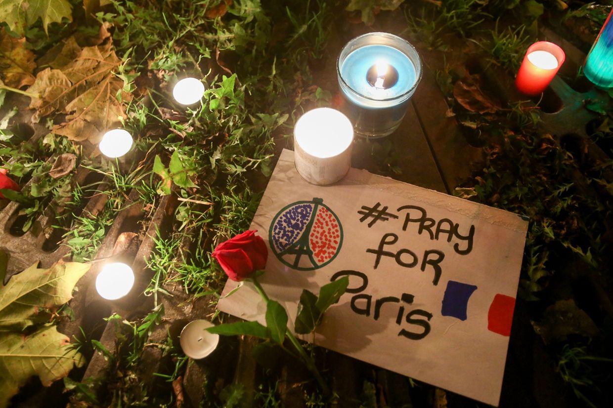 Gedenken an die Opfer der Attentate von Paris auf der Place de Paris in Luxemburg (15. November 2015).